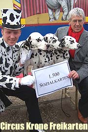 Mr. Dalmatin überreichte 1.5000 Freikarten für Sozialbetreute und Heimkinder an Sozialreferenten Friedrich Graffe (Foto: Martin Schmitz)